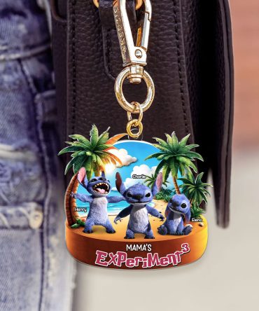 Personalized Gifts For Mom Keychain, Mischievous Blue Alien On Beach 02Qhti130225