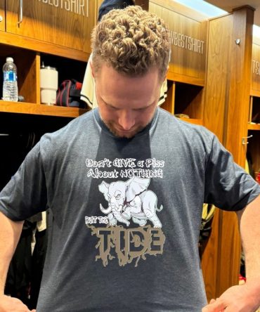 Alabama Crimson Roll Tide Willie Don’T Give A Piss About Nothing But The Tide Shirt