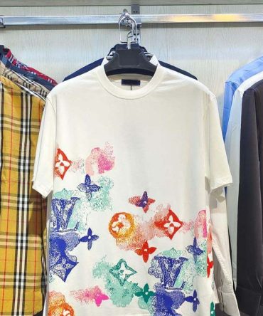 Limited Edition 2025 Louis Vuitton LV Unisex T-Shirt - Q080423030