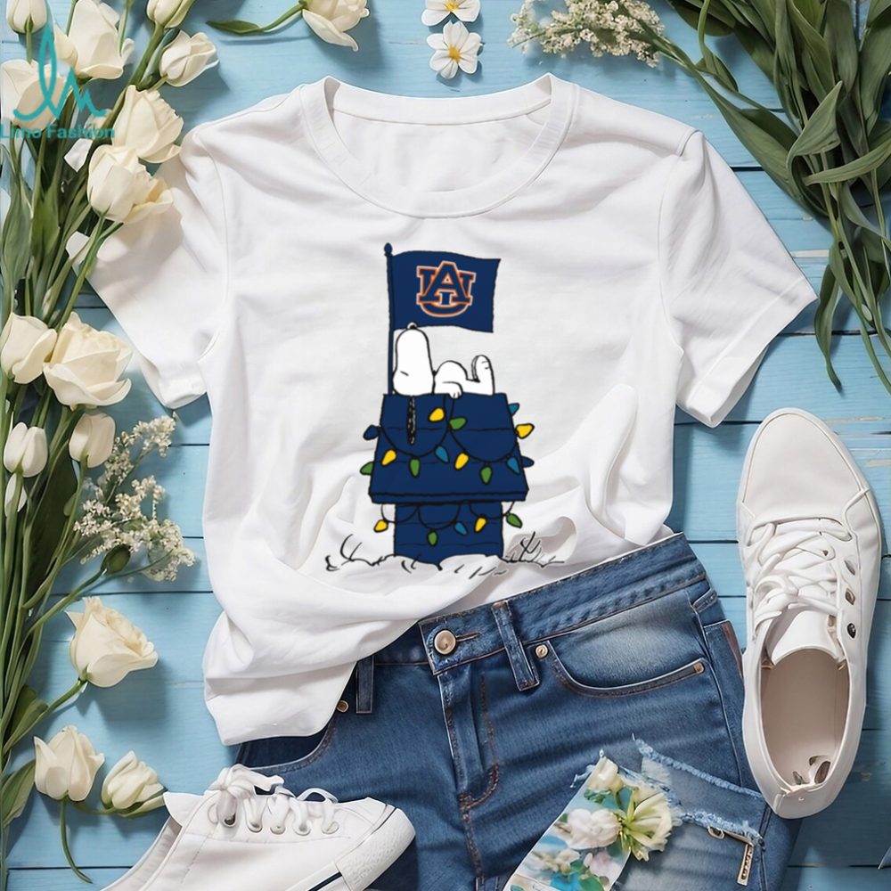 Auburn Tigers Snoopy House Holiday Lights Tshirt - Image 2