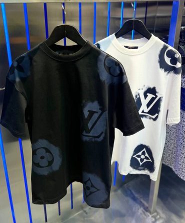 Limited Edition Louis Vuitton Lv Unisex T-Shirt Hot Gift 2024 Pea02180624