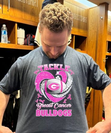 Tackle Breast Cancer Georgia Bulldogs Ncaa Football Diamond Heart T-Shirt