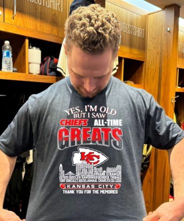 Yes I’M Old But I Saw Kansas City Chiefs All-Time Greats Players Names City Skyline T-Shirt