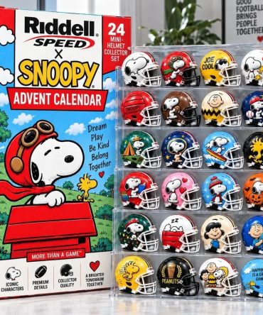 Snoopy Christmas 2026 Helmet Advent Calendar 24 Day Christmas Countdown Gift For Boyfriend, 3D Acrylic Collectibles